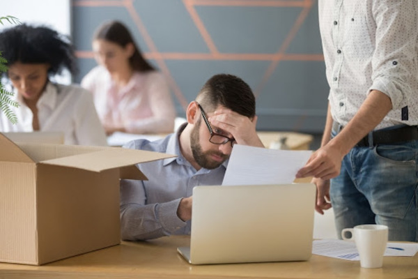 Qual é a diferença entre fired e dismissed  ?